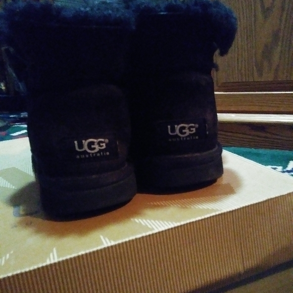UGG Boots size 5 - Picture 4 of 7
